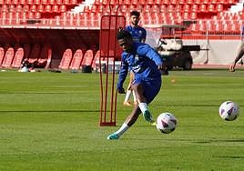 Largie Ramazani realiza un remate a puerta en la sesión de este jueves.