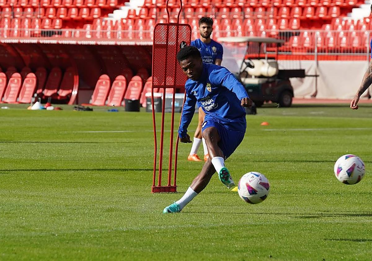 Largie Ramazani realiza un remate a puerta en la sesión de este jueves.