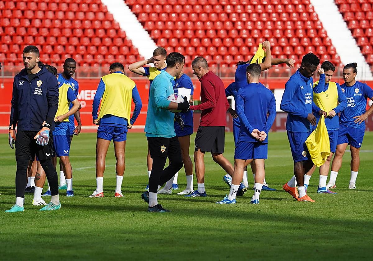 El plantel del Almería regresó al campo principal tras casi un mes en el 'exilio'.