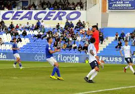 El técnico del Linares ha ensayado finalización de jugadas de ataque con sus futbolistas.