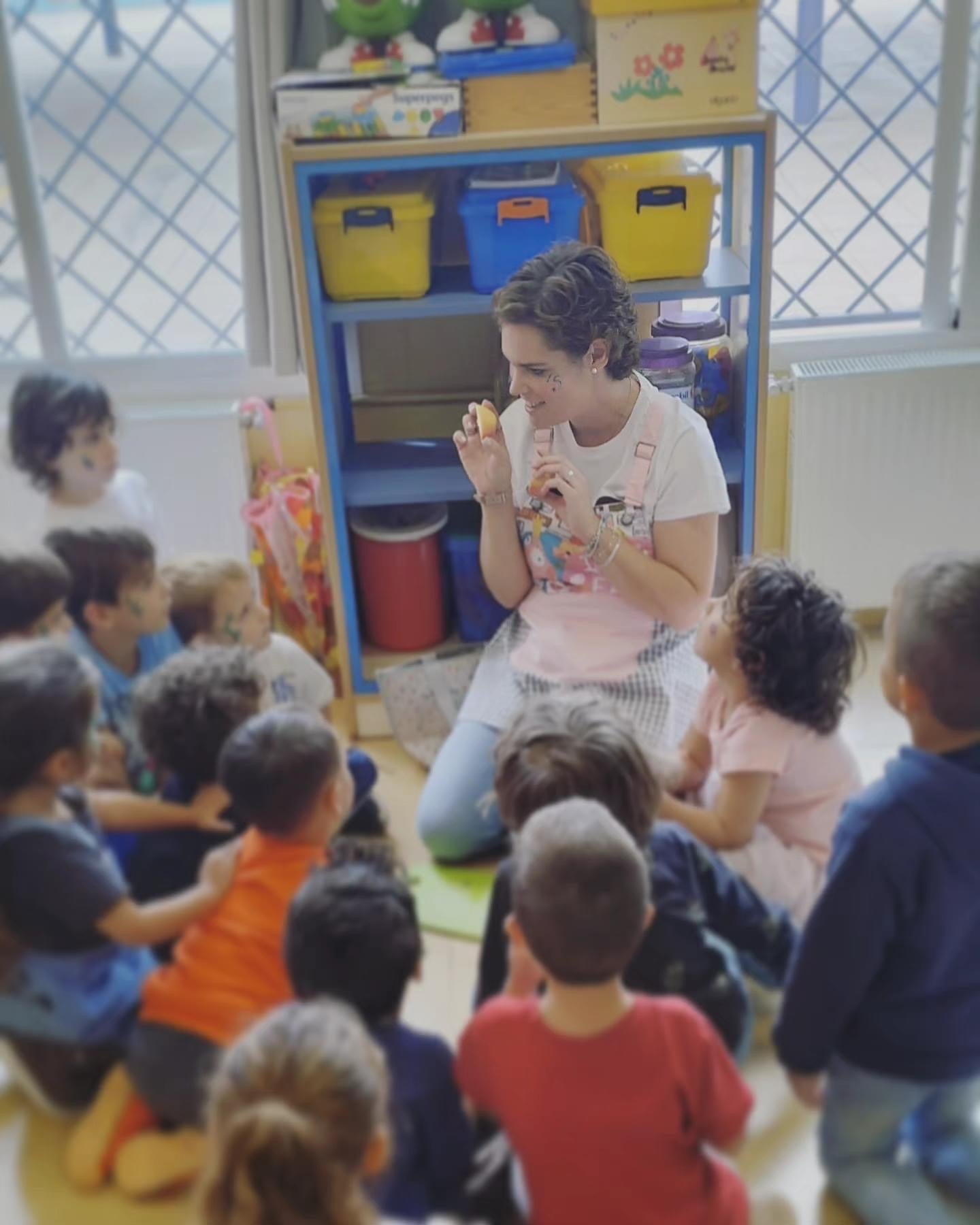 Loli durante sus sesiones de cuentacuentos.