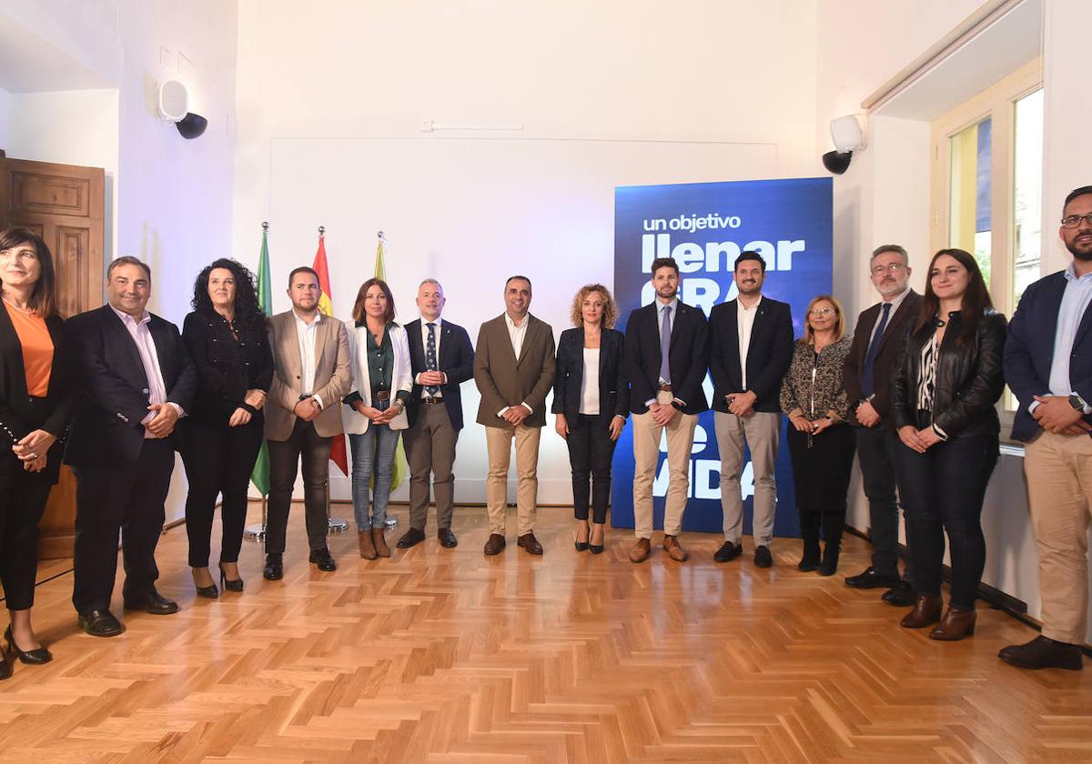 Foto de familia tras el balance de los primeros cien días de gobierno en la Diputación de Granada.