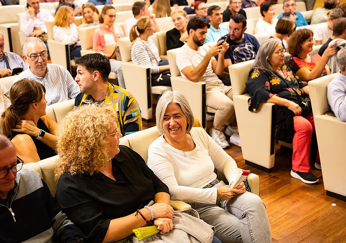 Imagen principal - La conversación de Concostrina con Lola Gracia fue un auténtico éxito de público.