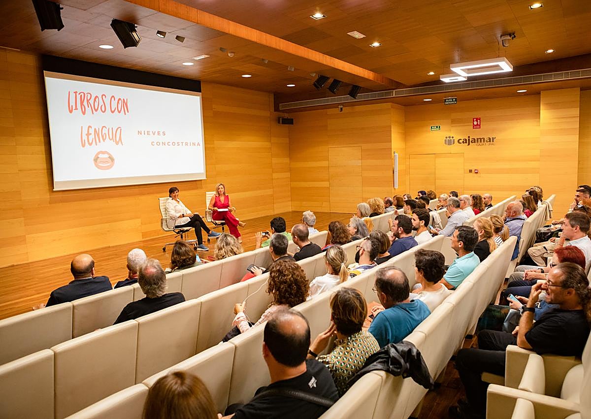 Imagen secundaria 1 - La conversación de Concostrina con Lola Gracia fue un auténtico éxito de público.