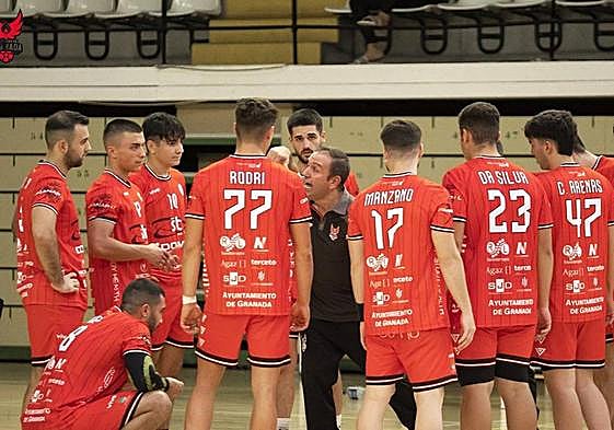 El entrenador del Domca Granada da indicaciones a sus jugadores.