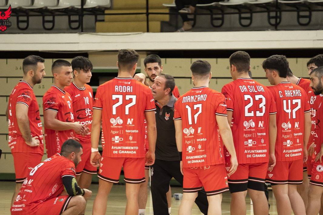 El entrenador del Domca Granada da indicaciones a sus jugadores.