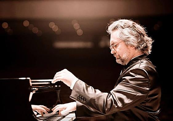 El pianista ruso Konstantin Scherbakov, ante el piano.