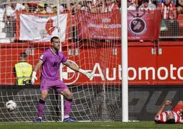 Fernando Martínez se queda con cara de no saber qué pasa. Primer gol de Las Palmas.