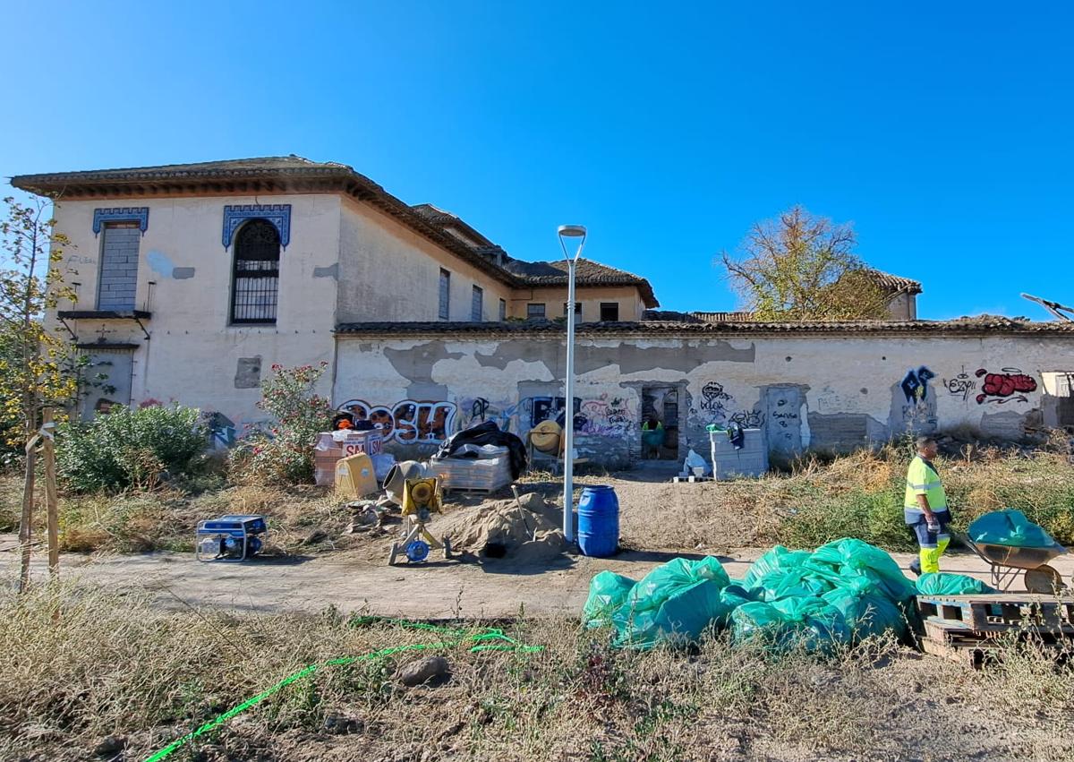 Imagen secundaria 1 - Actuación de Inagra esta mañana en el Cortijo de los Cipreses.