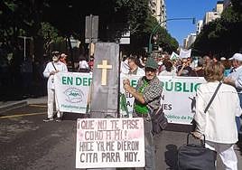 'La sanidad pública no se vende, se defiende', el grito de varios miles de almerienses llamados por Marea Blanca