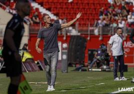 Gaizka Garitano da instrucciones a sus jugadores en una primera parte en la que no le salía nada al Almería.