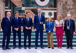 Isidro Fainé, Pedro Fernández, Juanma Moreno, Felipe VI, Nadia Calviño, Marifrán Carazo y Antonio Garrigues.
