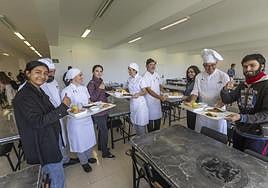 Trabajadores del comedor y usuarios universitarios en el comedor de Fuentenueva.