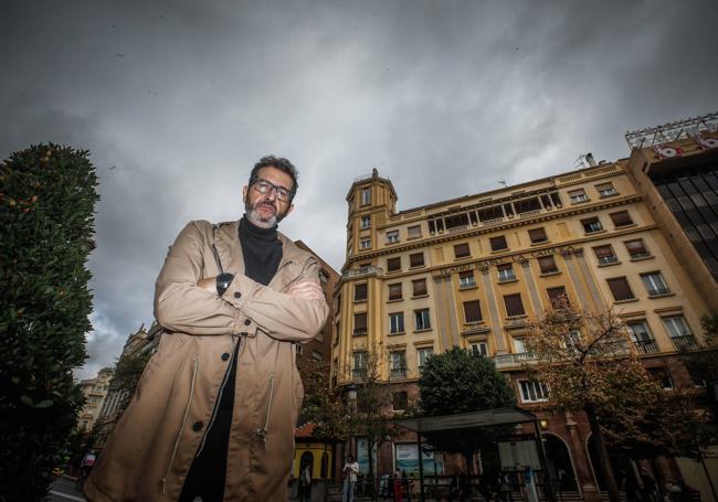 milio Egea, con el teatro Isabel la Católica a sus espaldas, donde eesrena 'Bastarda'.