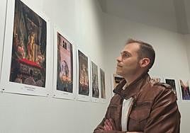 El ganador observa la fotografía elegida para el cartel.