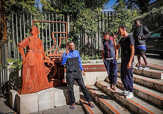 Un grupo de migrantes pasea por la Plaza de la lIbertad de Víznar, justo frente al albergue donde han sido realojados.