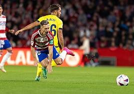 Bryan cae al suelo tras un choque con Alti.