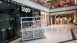 Las luces en el centro comercial.