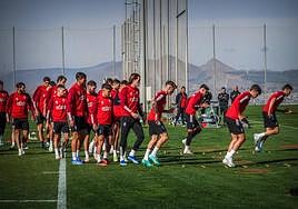 Los futbolistas del Granada, durante el entrenamiento de este domingo en la Ciudad Deportiva.