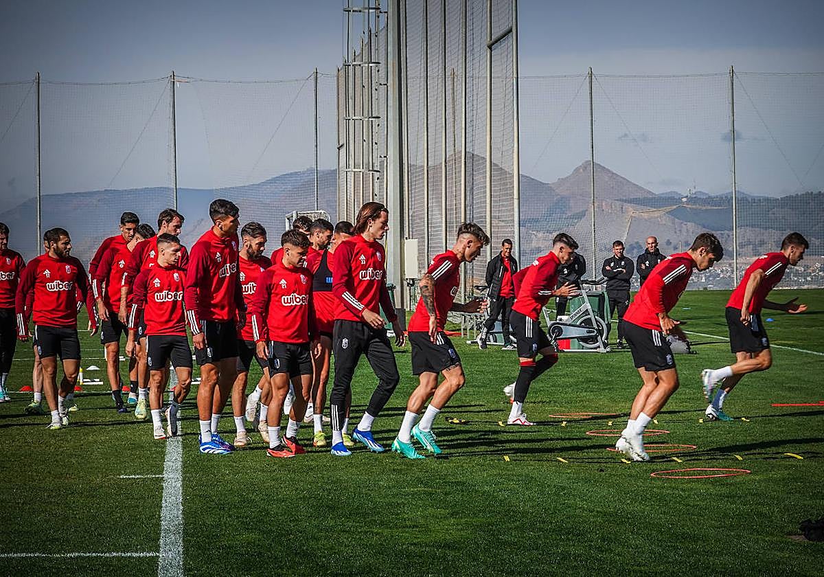 Los futbolistas del Granada, durante el entrenamiento de este domingo en la Ciudad Deportiva.