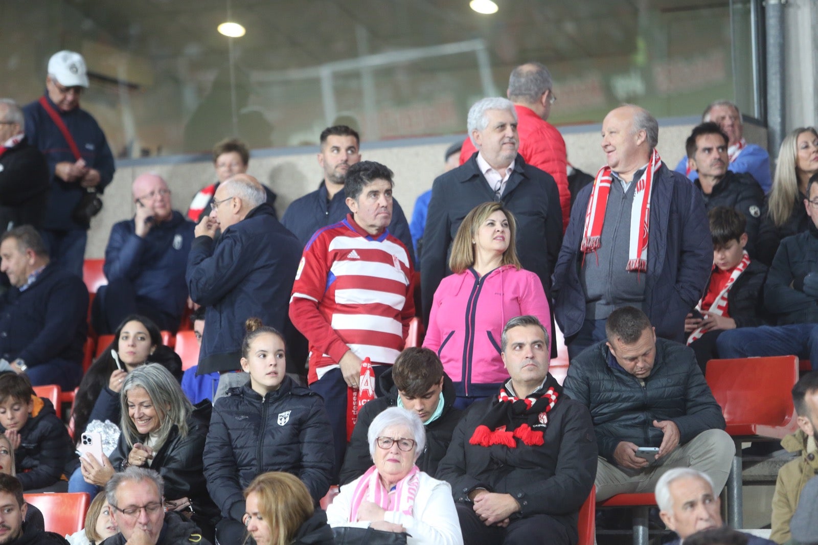 Encuéntrate en la grada de Los Cármenes en el Granada-Villarreal