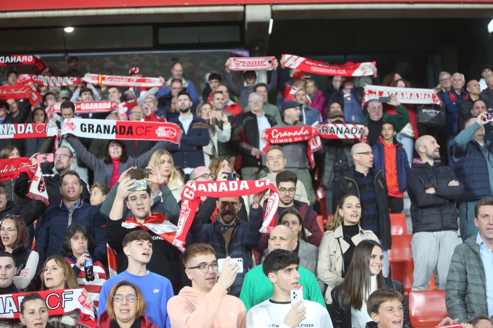Encuéntrate en la grada de Los Cármenes en el Granada-Villarreal