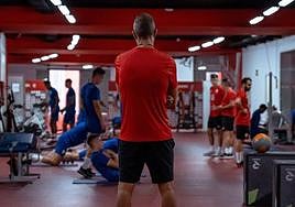 Gaizka Garitano observa a sus jugadores, con los que tiene que sacar al Almería de esta situación.