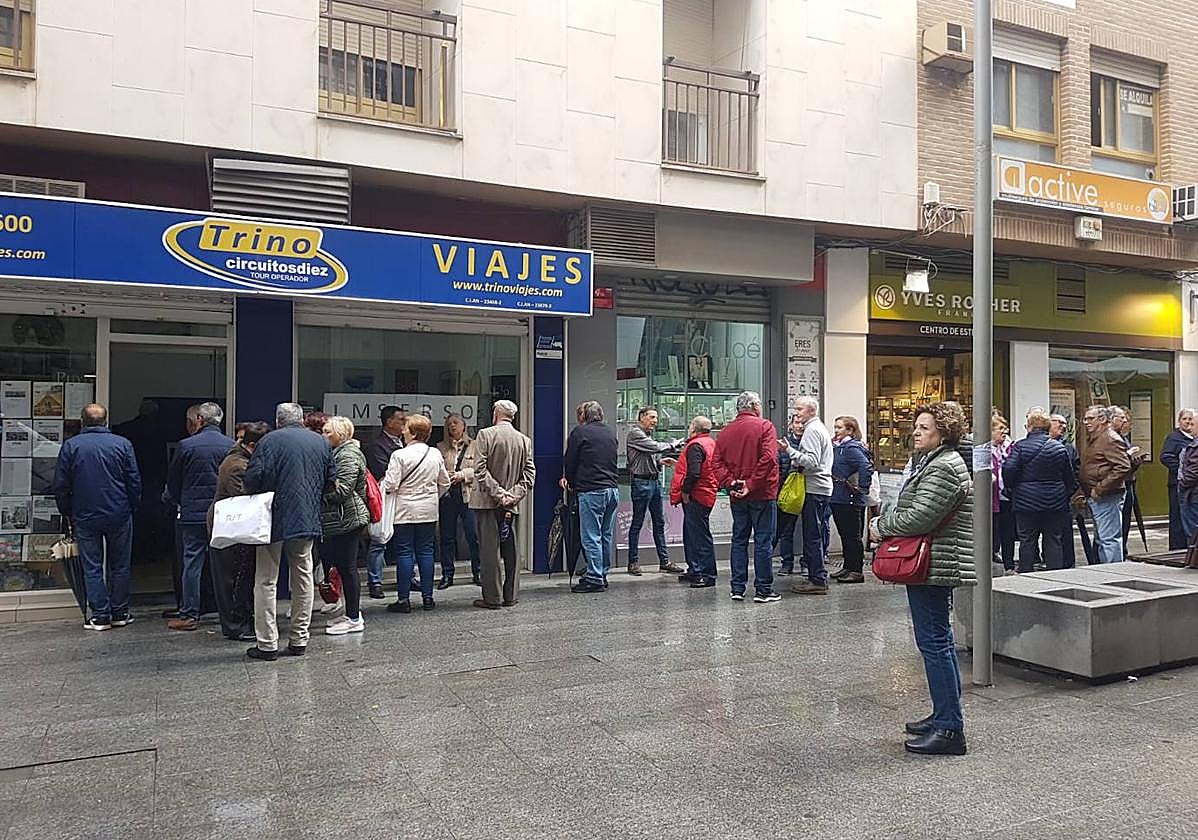 Colas en las agencias de viajes de Jaén para reservar los viajes del Imserso, este lunes.