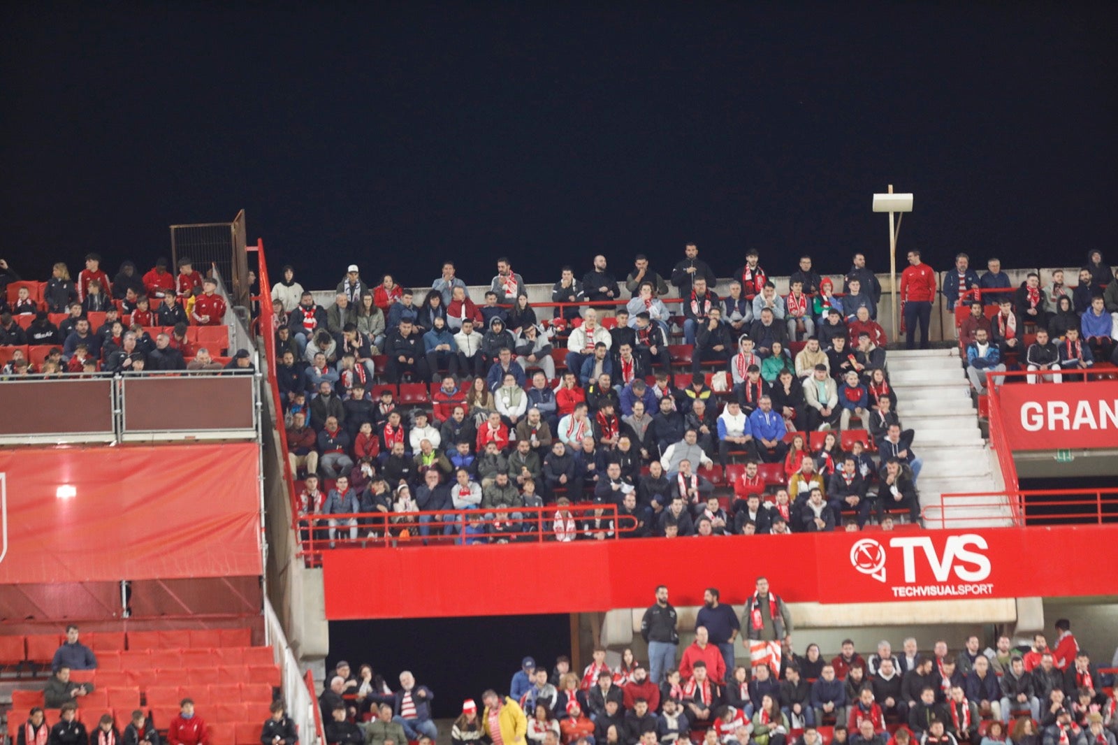 Encuéntrate en la grada de Los Cármenes en el Granada-Villarreal