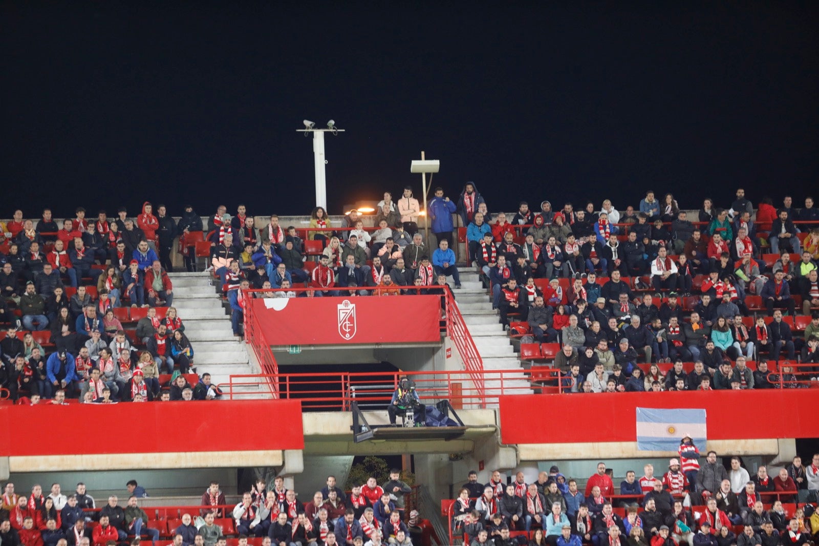 Encuéntrate en la grada de Los Cármenes en el Granada-Villarreal