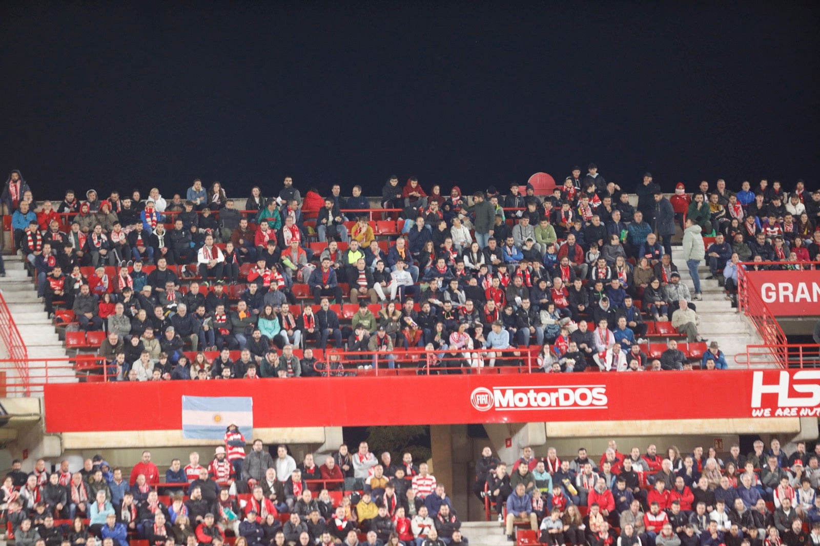 Encuéntrate en la grada de Los Cármenes en el Granada-Villarreal