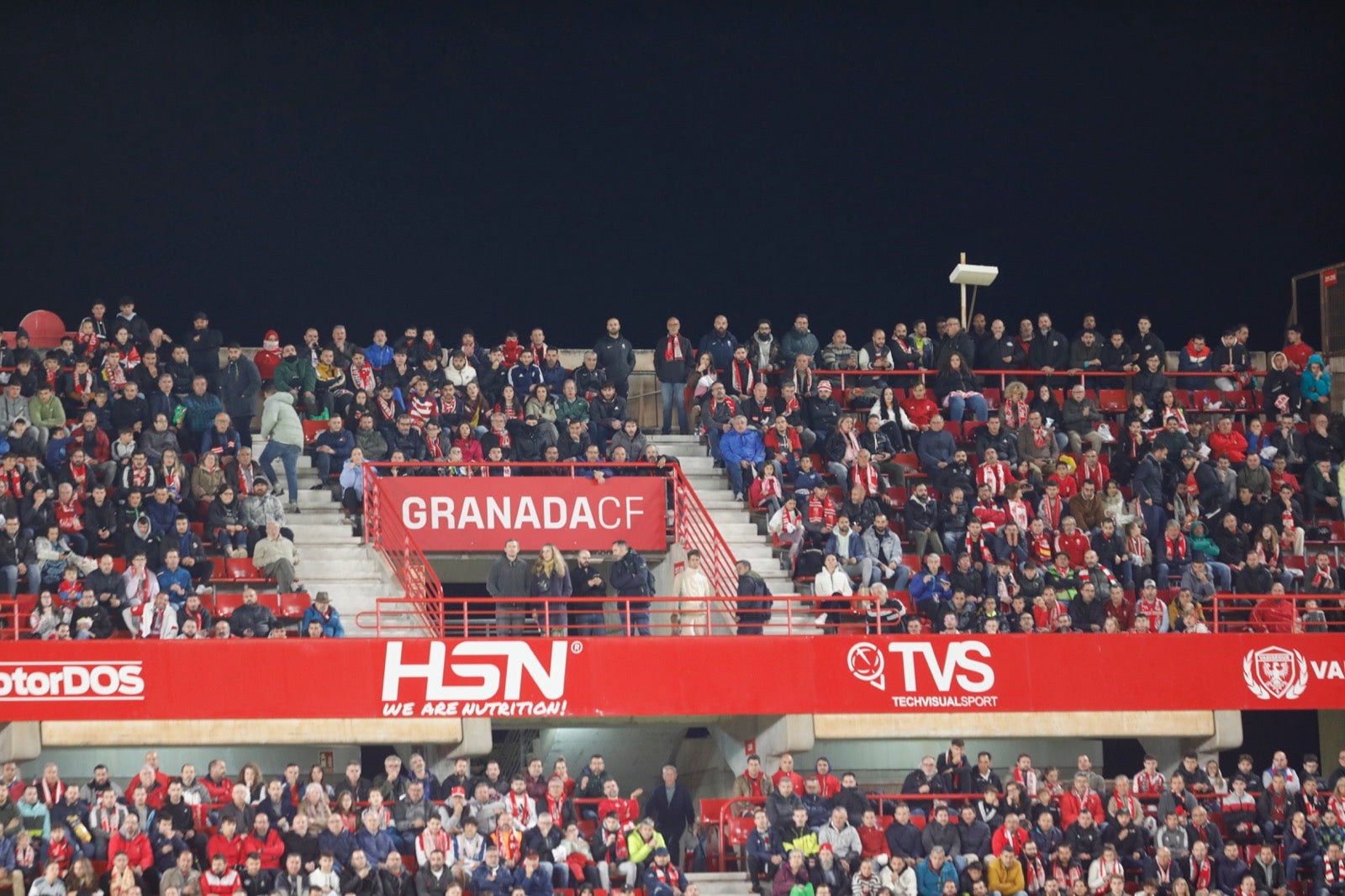 Encuéntrate en la grada de Los Cármenes en el Granada-Villarreal