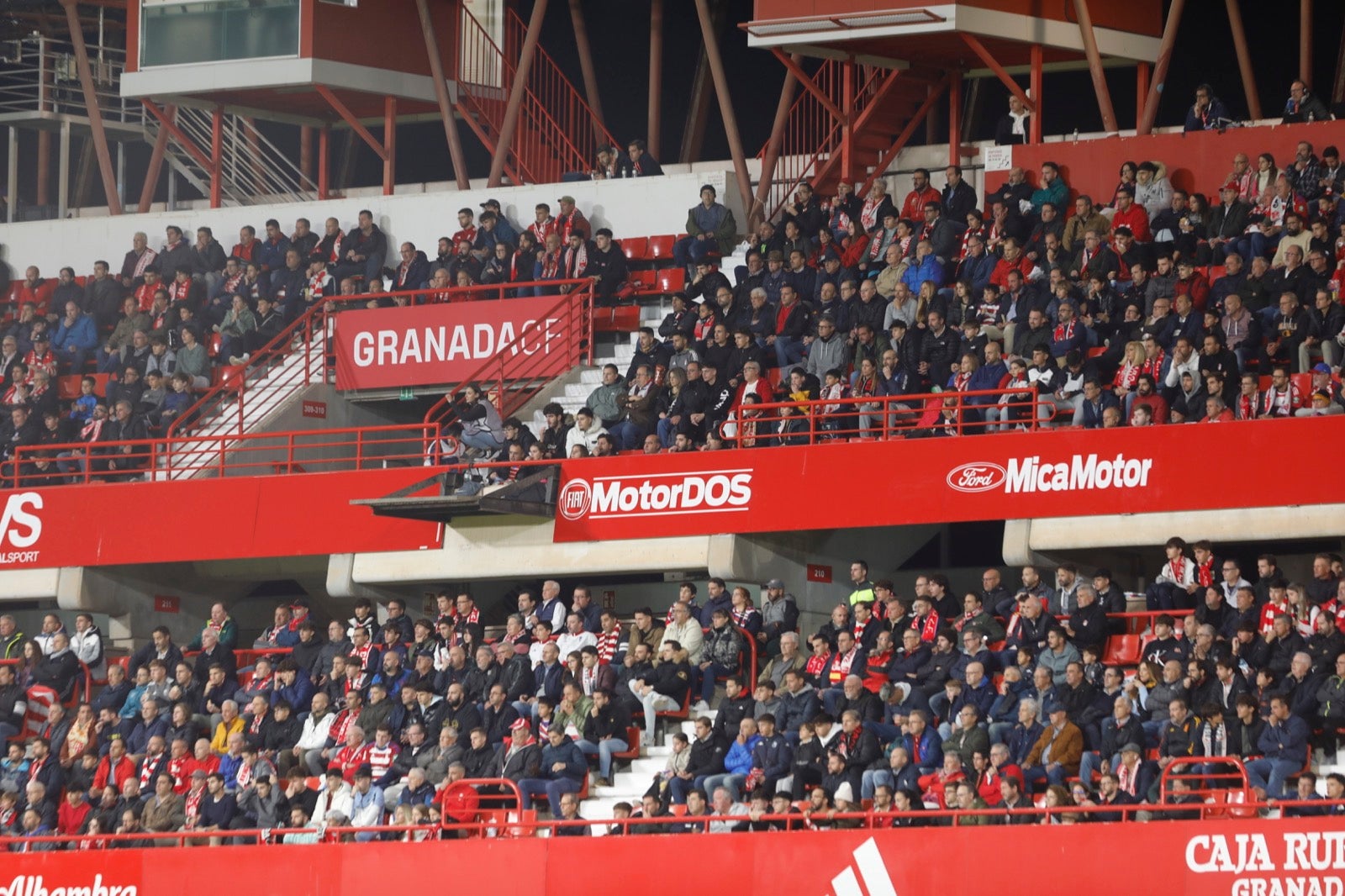 Encuéntrate en la grada de Los Cármenes en el Granada-Villarreal