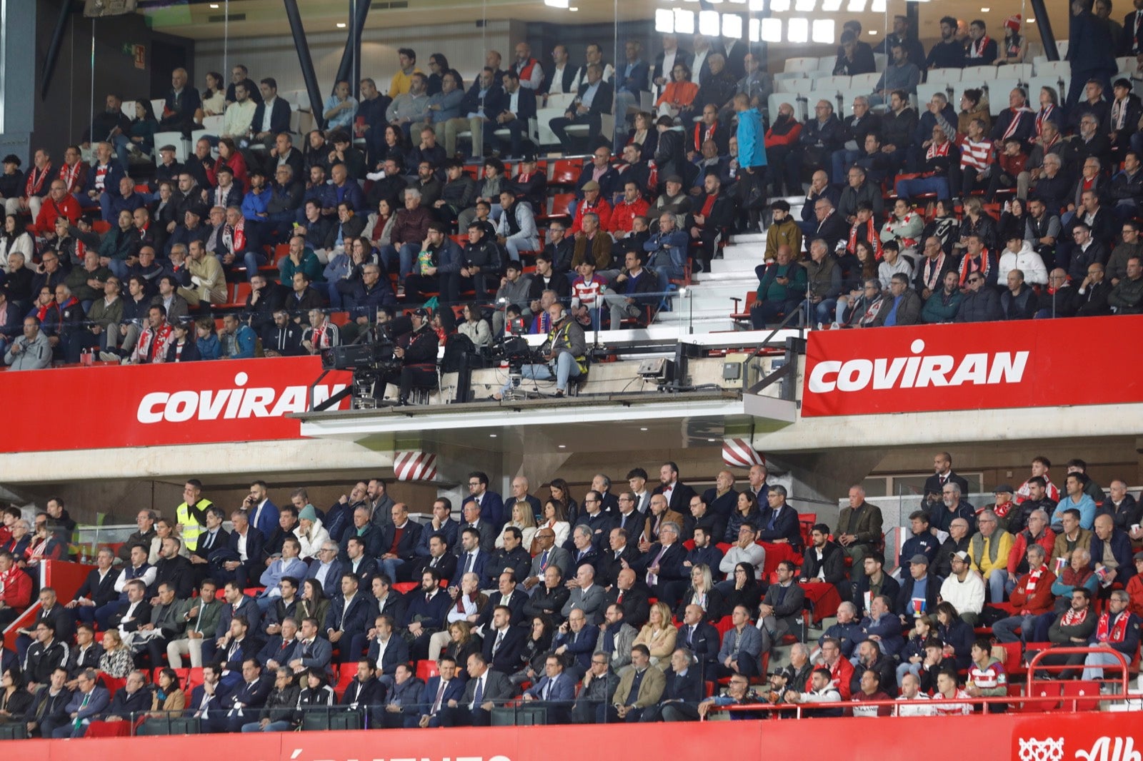 Encuéntrate en la grada de Los Cármenes en el Granada-Villarreal