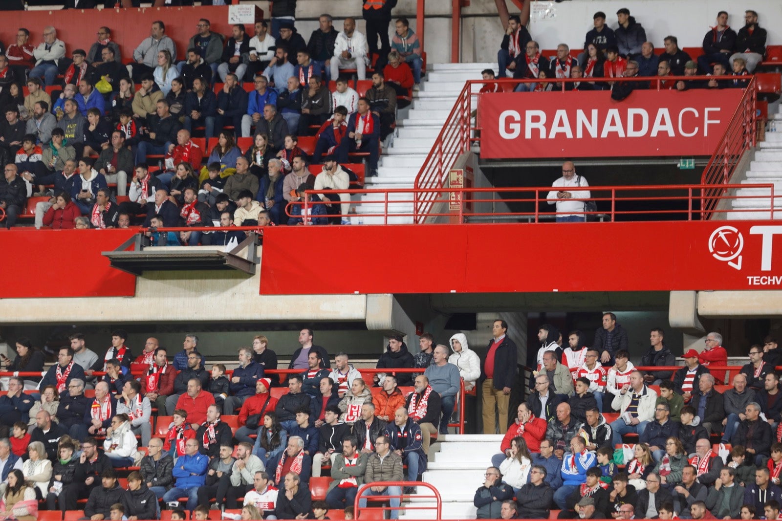Encuéntrate en la grada de Los Cármenes en el Granada-Villarreal