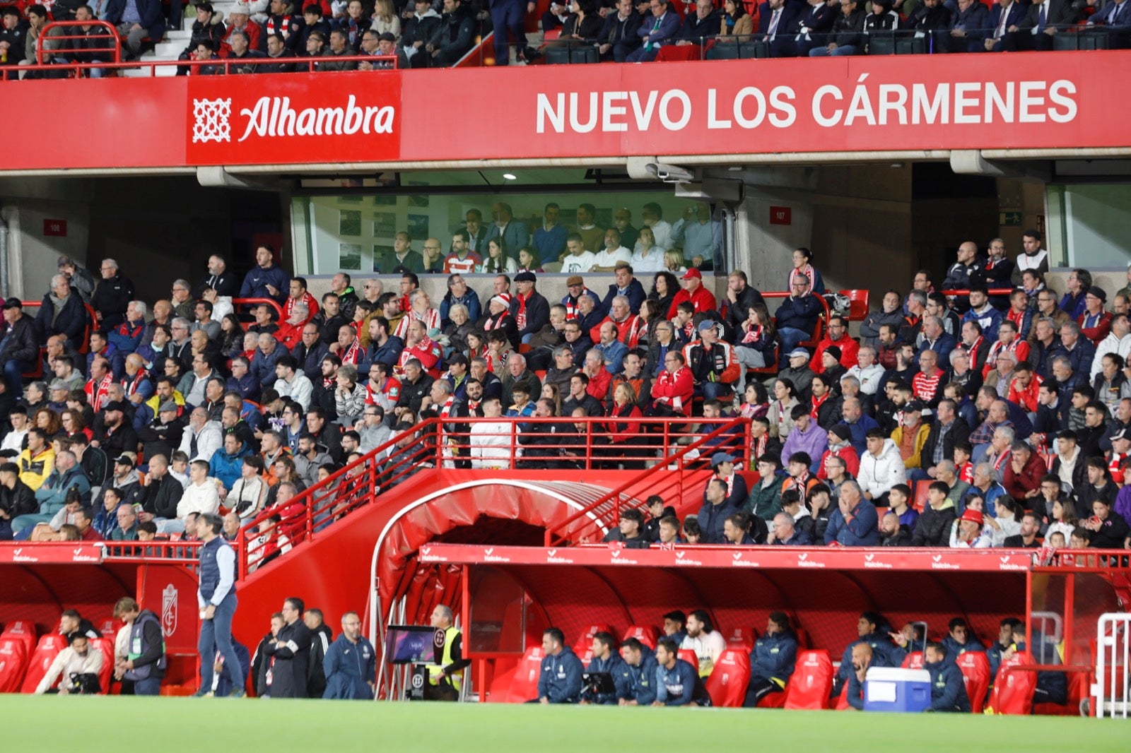 Encuéntrate en la grada de Los Cármenes en el Granada-Villarreal