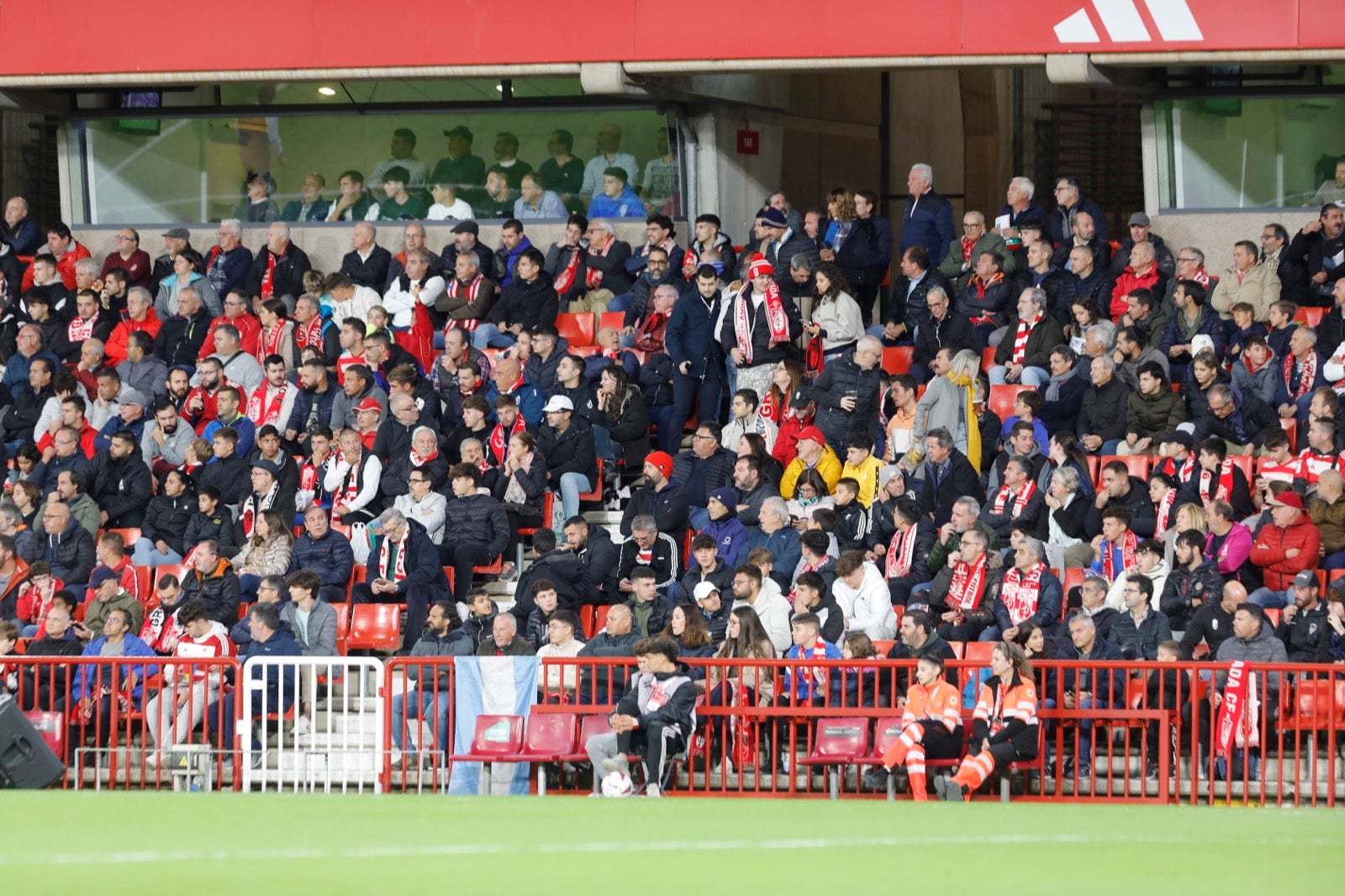 Encuéntrate en la grada de Los Cármenes en el Granada-Villarreal