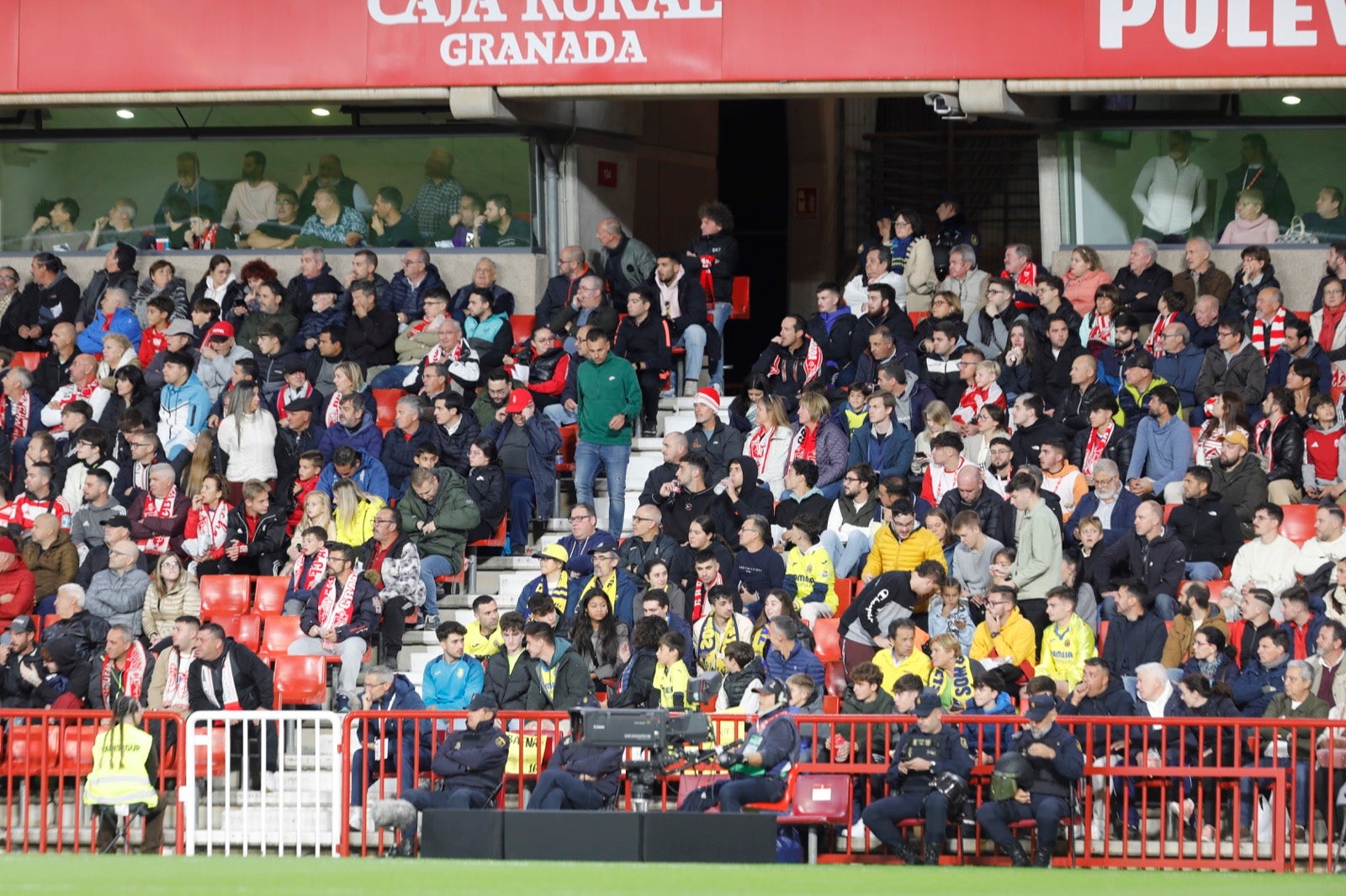 Encuéntrate en la grada de Los Cármenes en el Granada-Villarreal