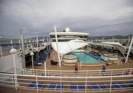 El puerto de Motril reparte 7.000 pasajeros por Granada con la llegada de cuatro cruceros