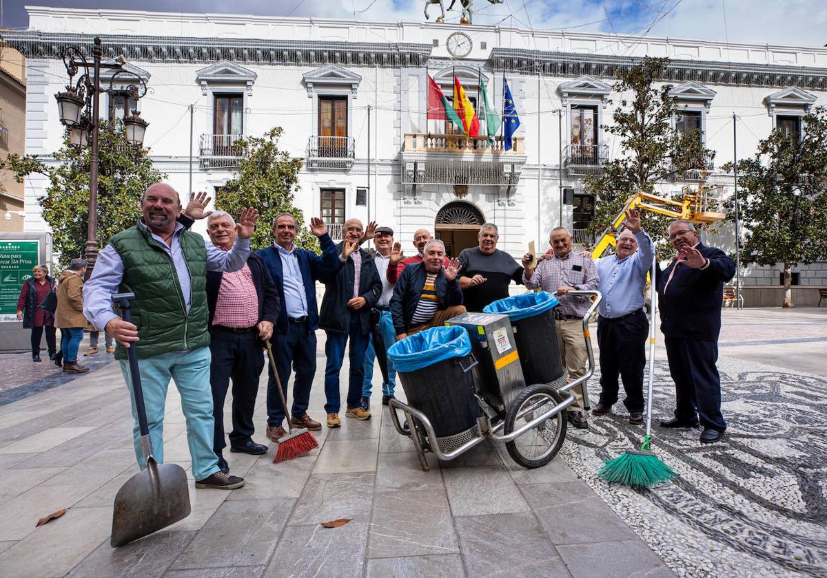 Los jubilados de Inagra, en la Plaza del Carmen recordando los viejos tiempos.