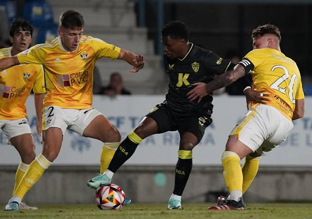 Ramazani controla entre Javi Fontán y Unai Rementeria.