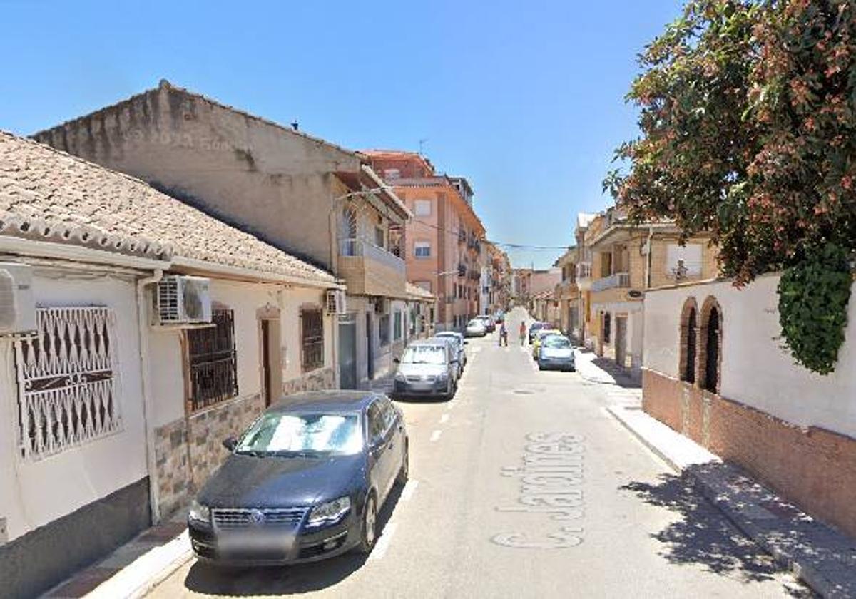 Calle Jardines de Maracena, donde fue detenido el hombre.