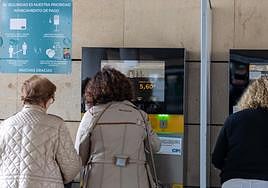 Usuarios del parking del Clínico en la zona de pago