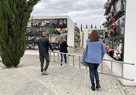 Preparativos en la víspera del Día de Todos los Santos en el cementerio de San Fernando de Jaén.