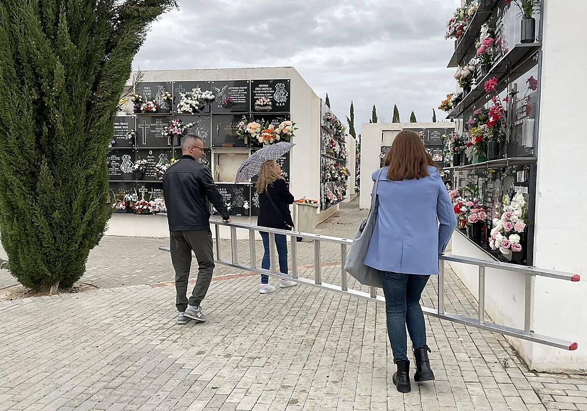 Preparativos en la víspera del Día de Todos los Santos en el cementerio de San Fernando de Jaén.