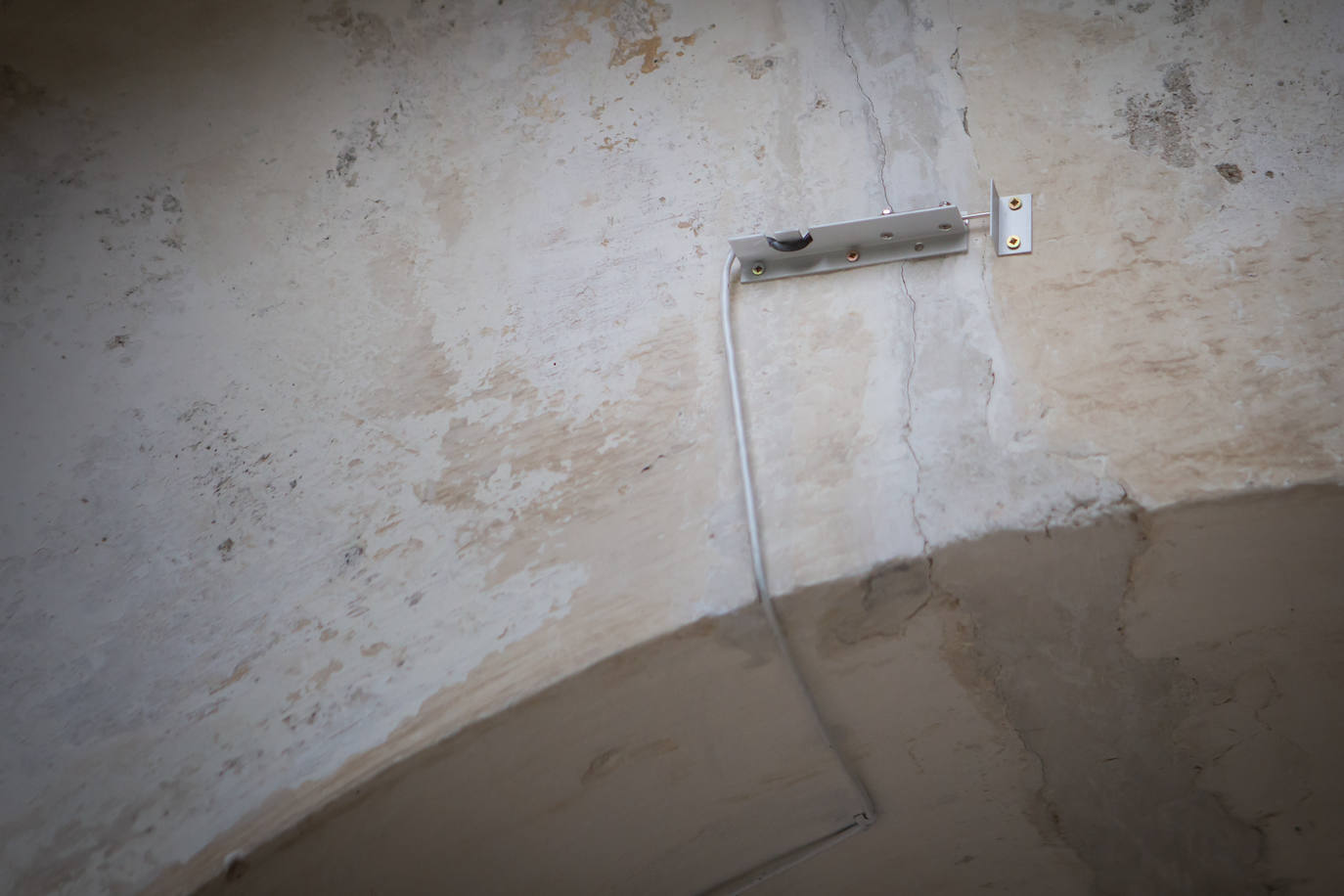 Dispositivo para comprobar si hay movimiento en las grietas.