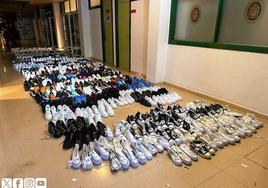 Cientos de zapatillas, la mercancía incautada por los agentes.