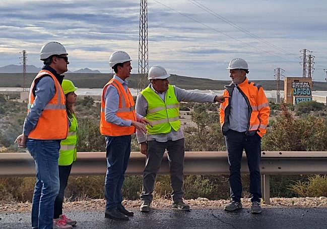 El subdelegado visita las obras de mejora del firme de la A-7 que abren ...