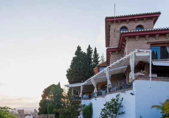 El carmen cuenta con un total de 1.800 m² de terreno y un edificio con diferentes plantas.