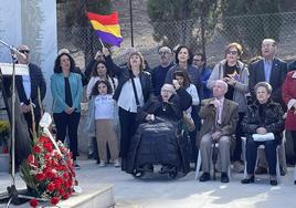 Andrea García, en silla de ruedas, durante el acto de reconocimiento.